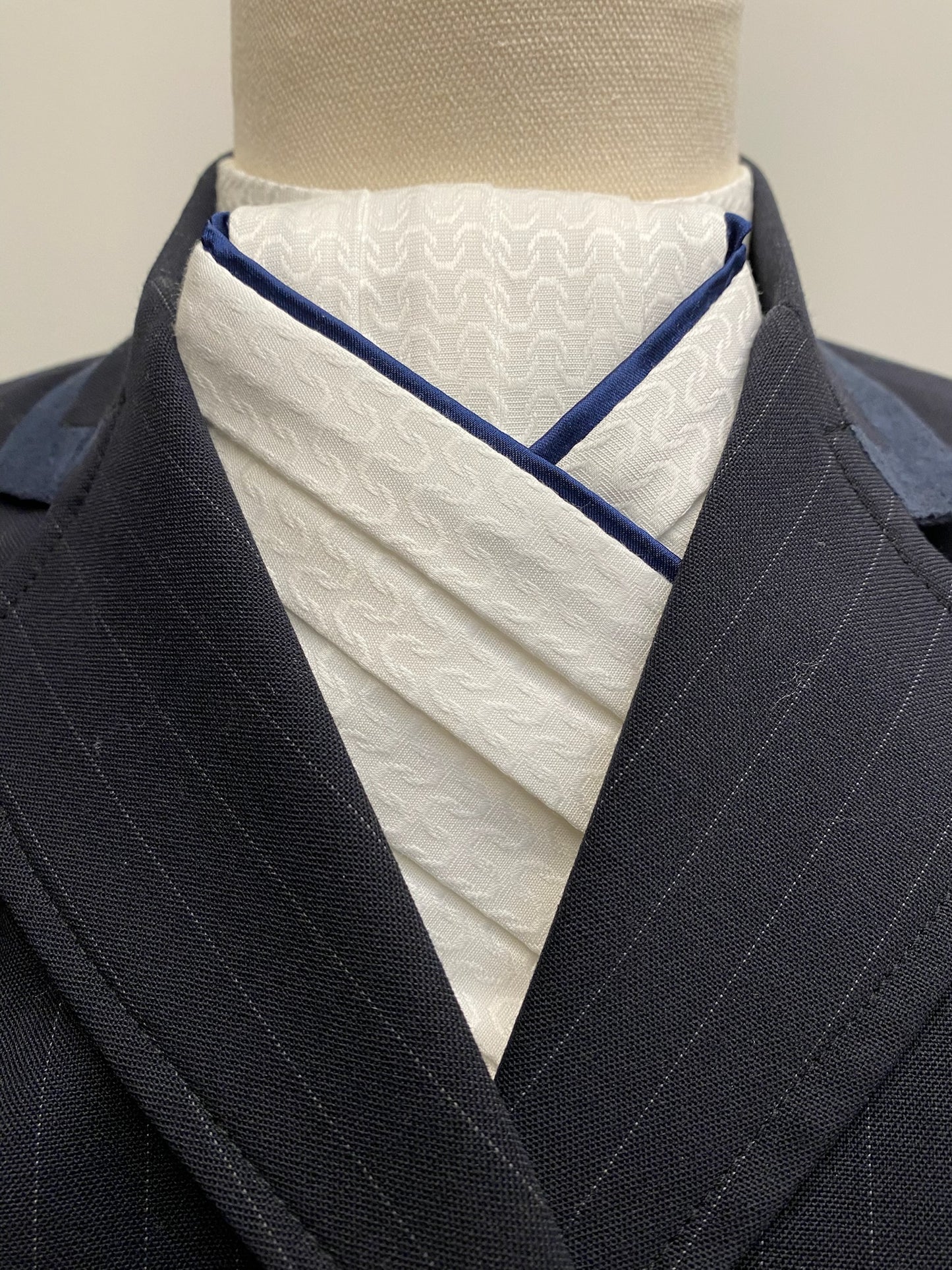 Cream Pre-tied Stock PTS14